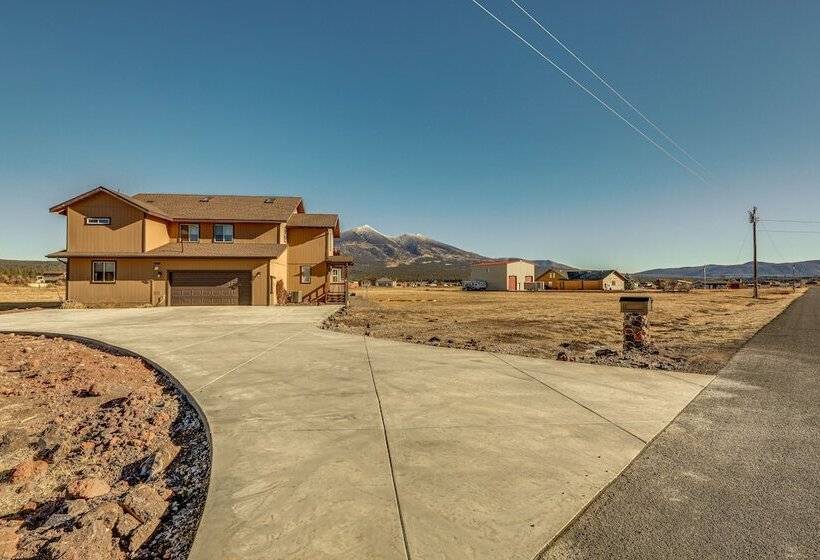 Scenic Flagstaff Home W/ Hot Tub & Mountain Views