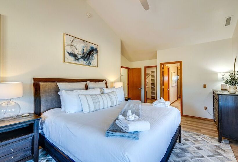 Scenic Flagstaff Home W/ Hot Tub & Mountain Views