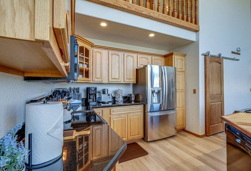 Scenic Flagstaff Home W/ Hot Tub & Mountain Views