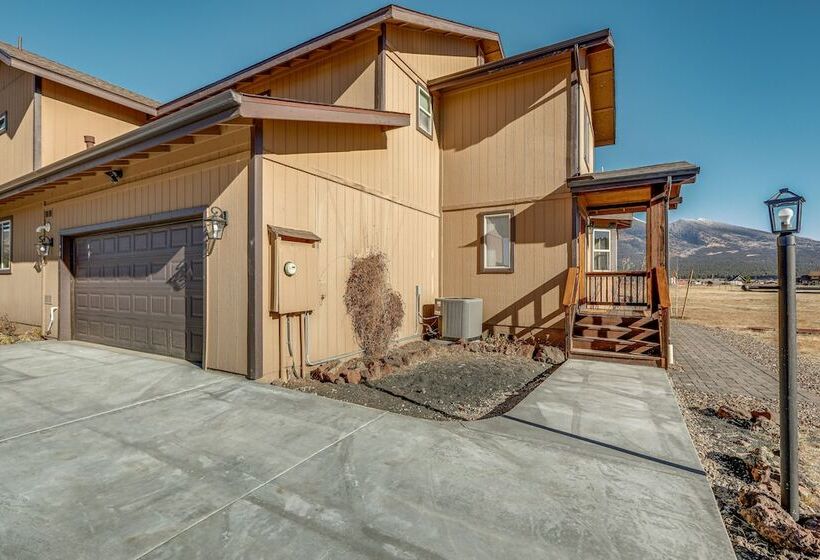 Scenic Flagstaff Home W/ Hot Tub & Mountain Views