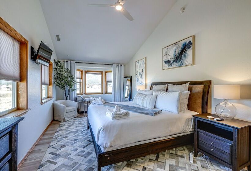 Scenic Flagstaff Home W/ Hot Tub & Mountain Views