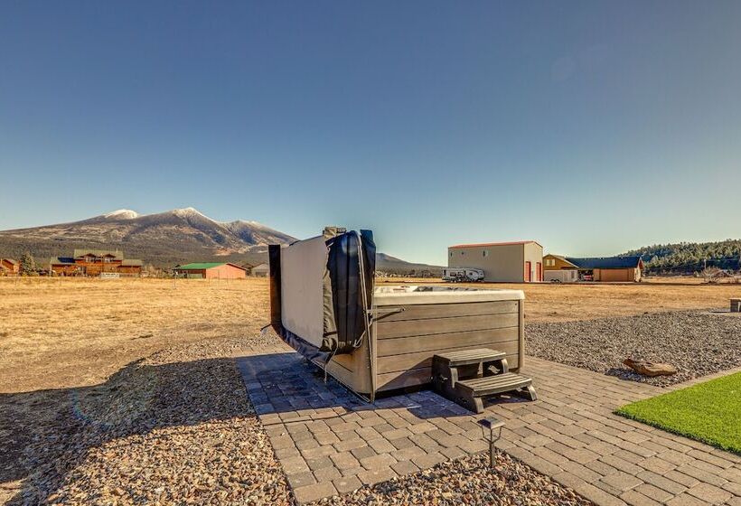 Scenic Flagstaff Home W/ Hot Tub & Mountain Views