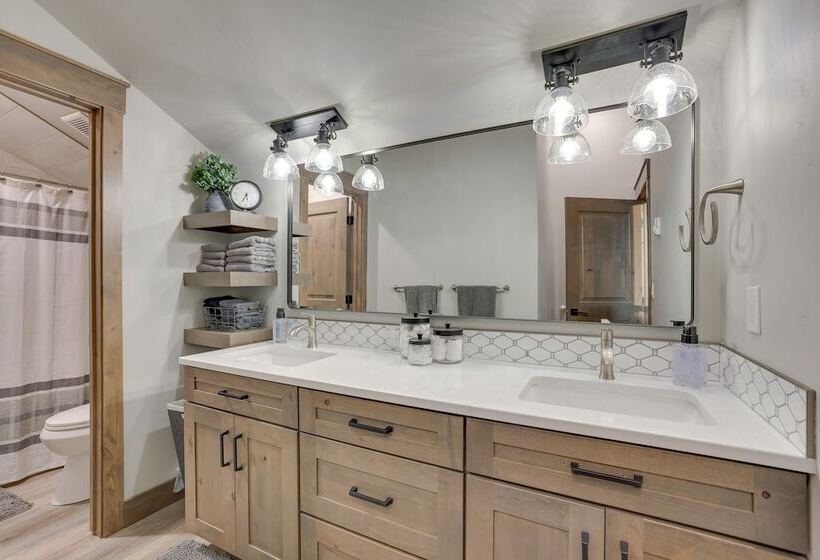 Spacious Mccall Home W/ Private Lake Access!