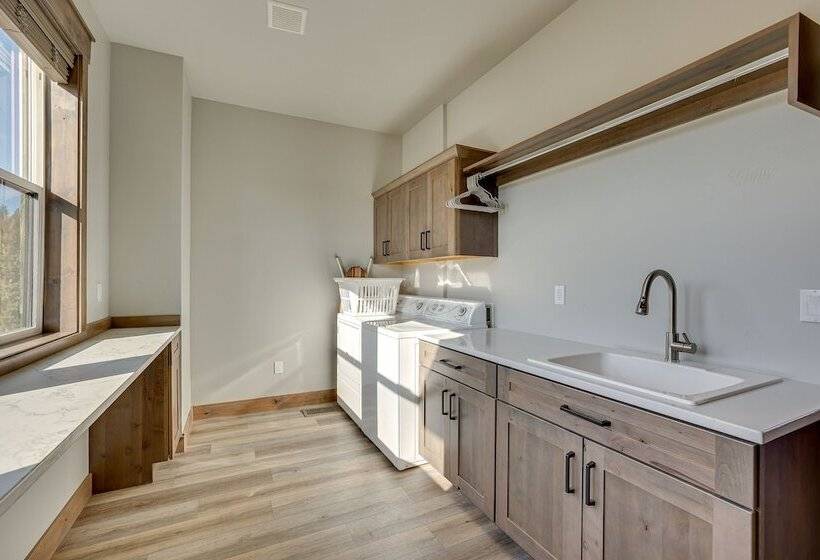 Spacious Mccall Home W/ Private Lake Access!