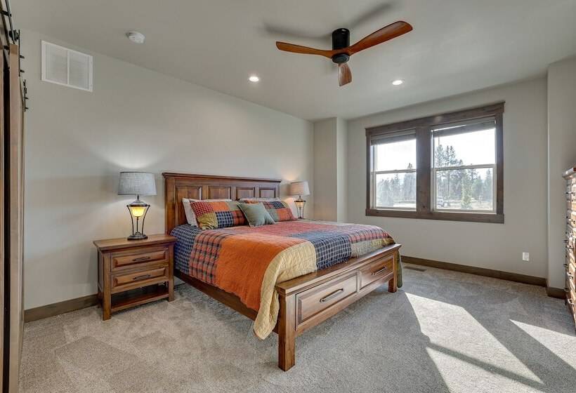 Spacious Mccall Home W/ Private Lake Access!