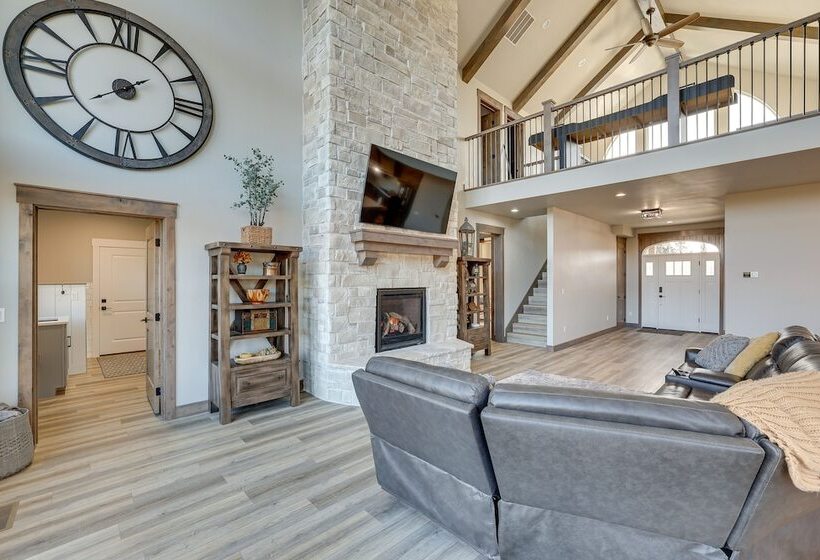 Spacious Mccall Home W/ Private Lake Access!