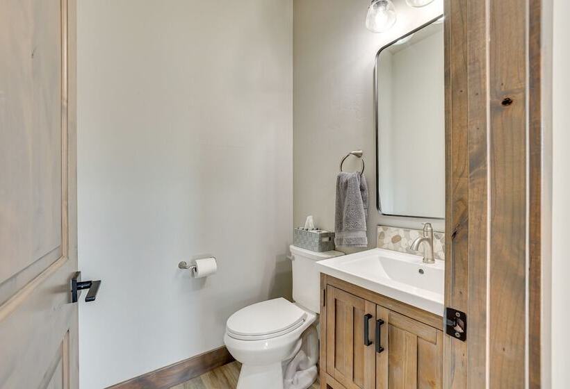 Spacious Mccall Home W/ Private Lake Access!