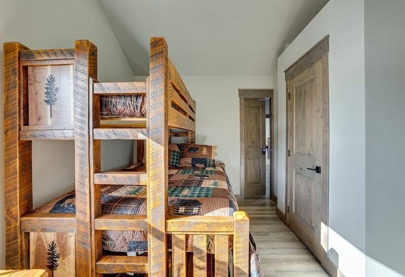 Spacious Mccall Home W/ Private Lake Access!