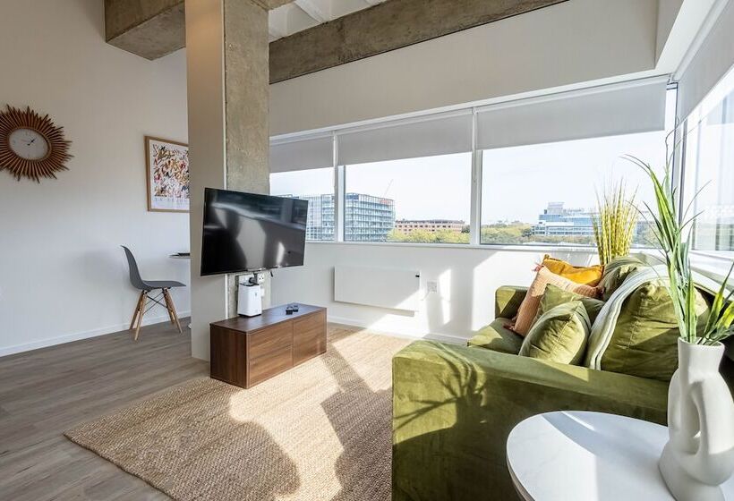 Stunning City View Apartments In Milton Keynes, Central Location Close To Everything, Free Parking