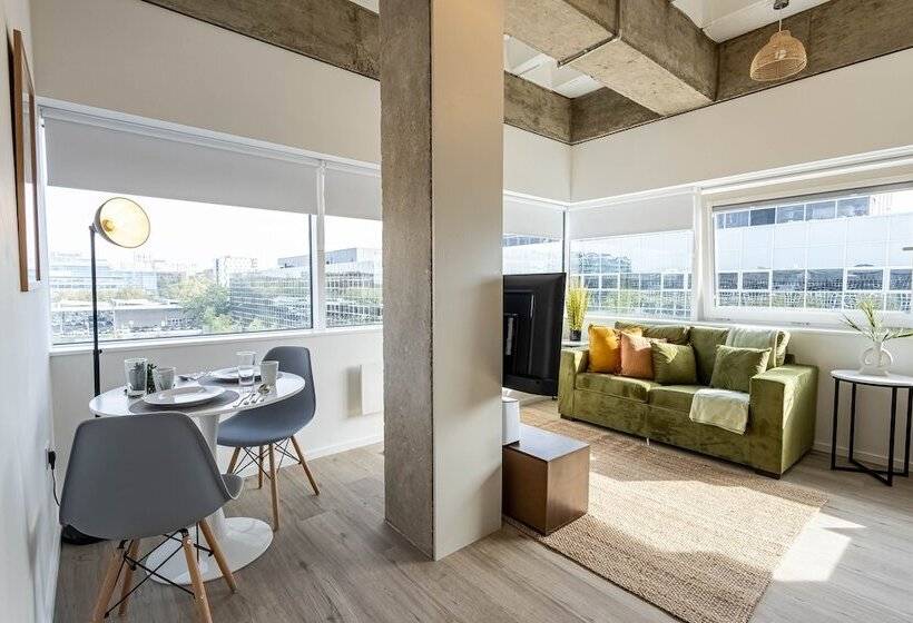 Stunning City View Apartments In Milton Keynes, Central Location Close To Everything, Free Parking