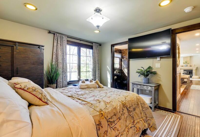 Luxe Lake House W/ Private Beach In Pocono Summit