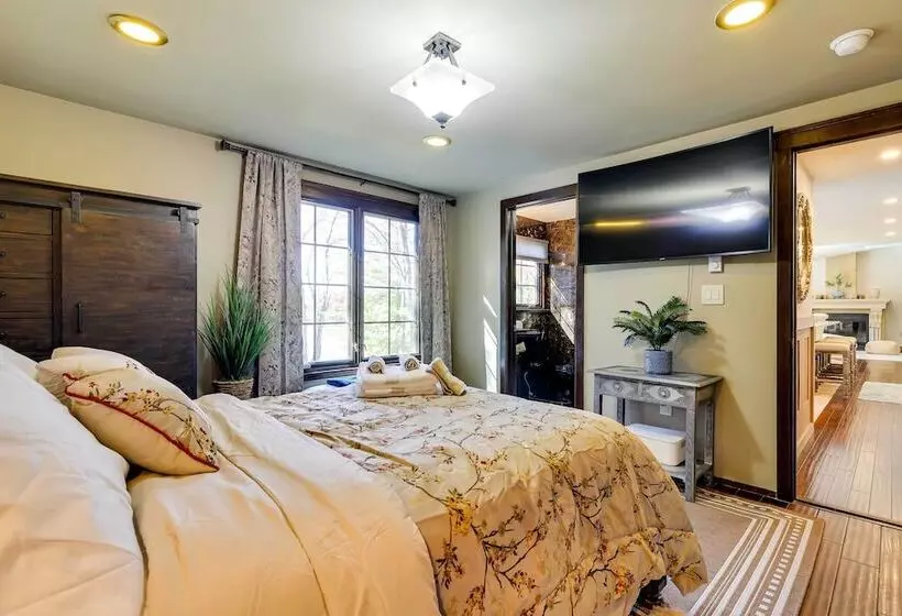 Luxe Lake House W/ Private Beach In Pocono Summit