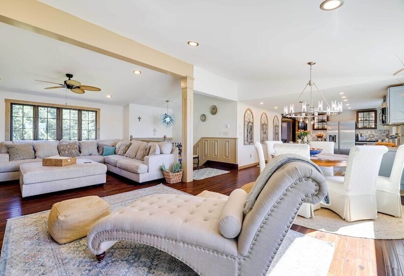 Luxe Lake House W/ Private Beach In Pocono Summit