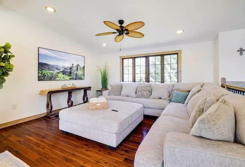 Luxe Lake House W/ Private Beach In Pocono Summit