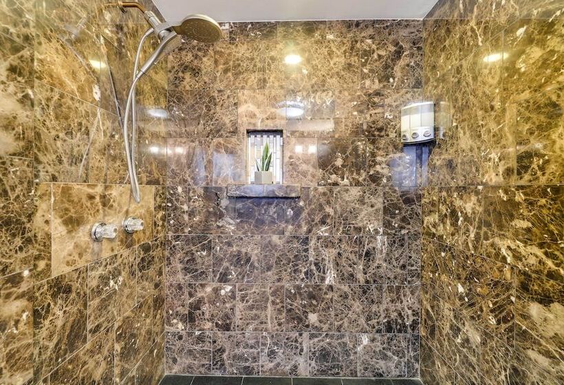 Luxe Lake House W/ Private Beach In Pocono Summit