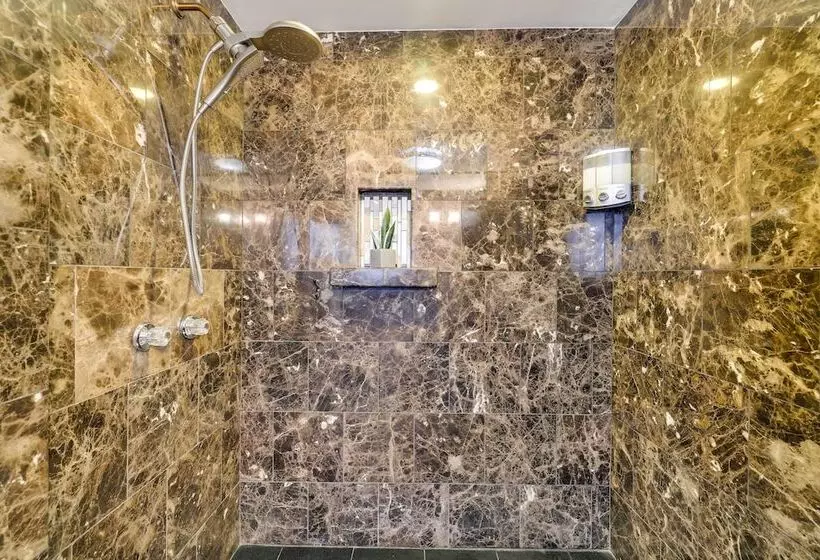 Luxe Lake House W/ Private Beach In Pocono Summit