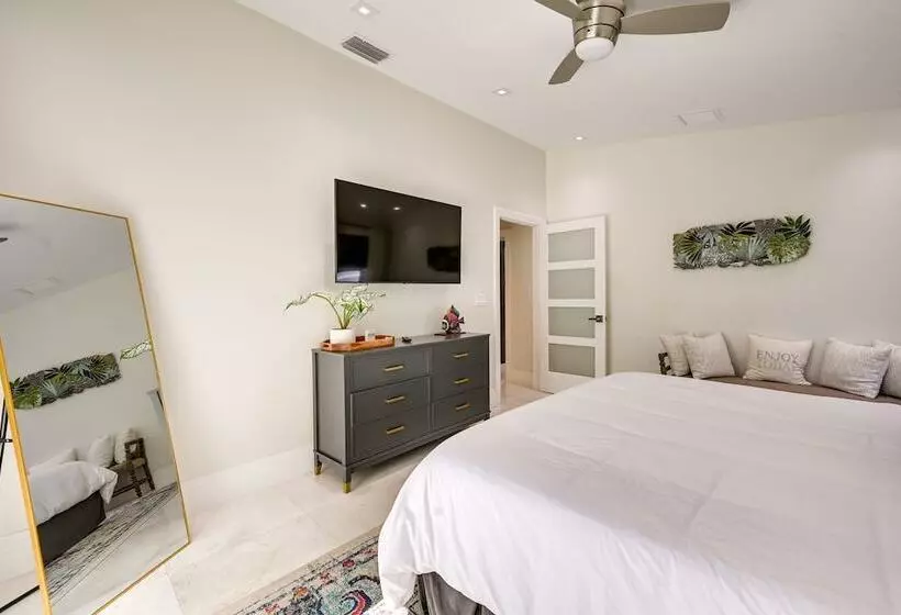 Updated Naples Retreat W/ Private Pool & Patio!