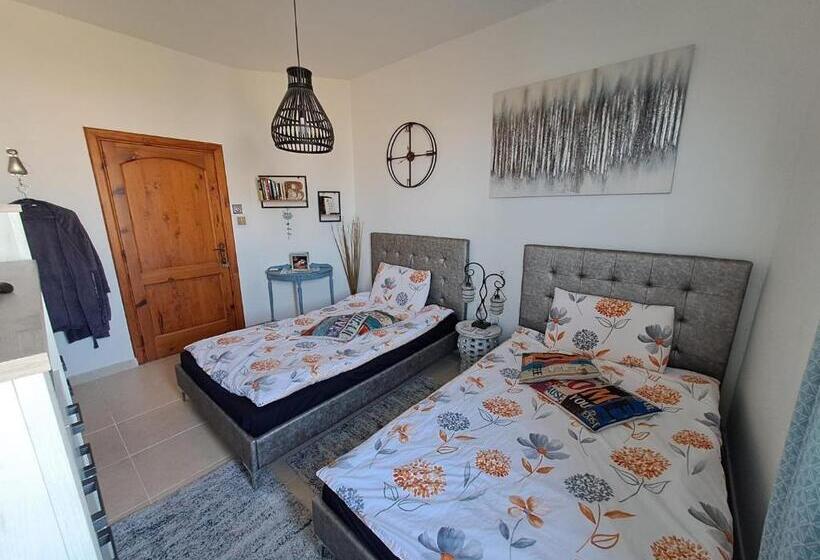 تختخواب و صبحانه Sunshine Court Budget