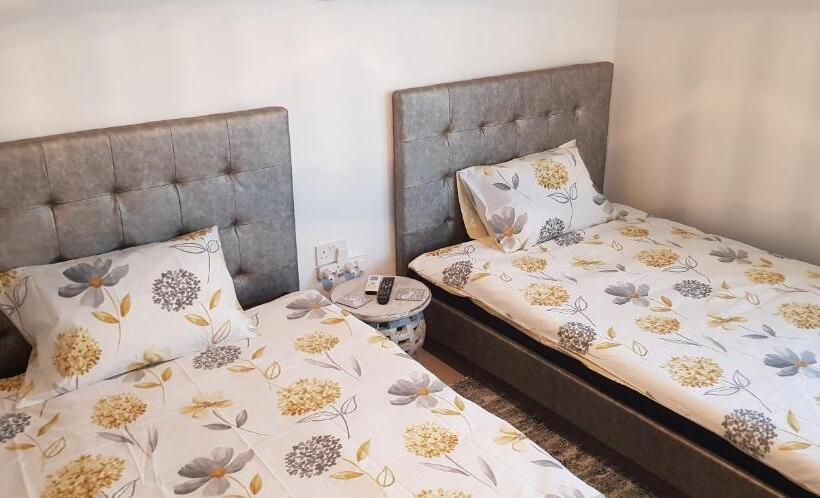 تختخواب و صبحانه Sunshine Court Budget