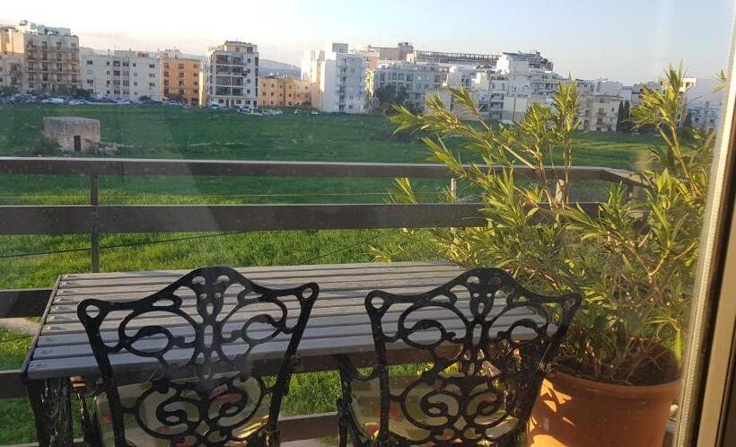 تختخواب و صبحانه Sunshine Court Budget