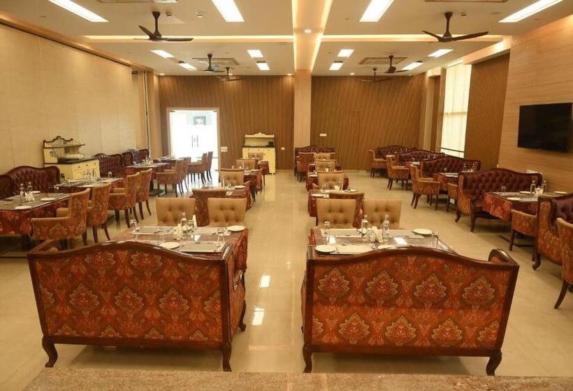 Отель Mayfair World Cup Village