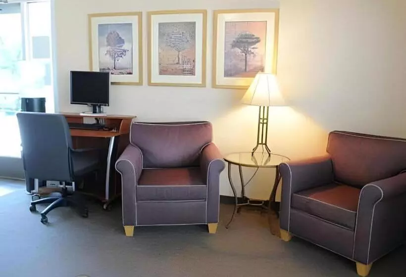 هتل Quality Inn Fresno Yosemite Airport
