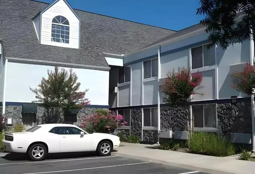 هتل Quality Inn Fresno Yosemite Airport