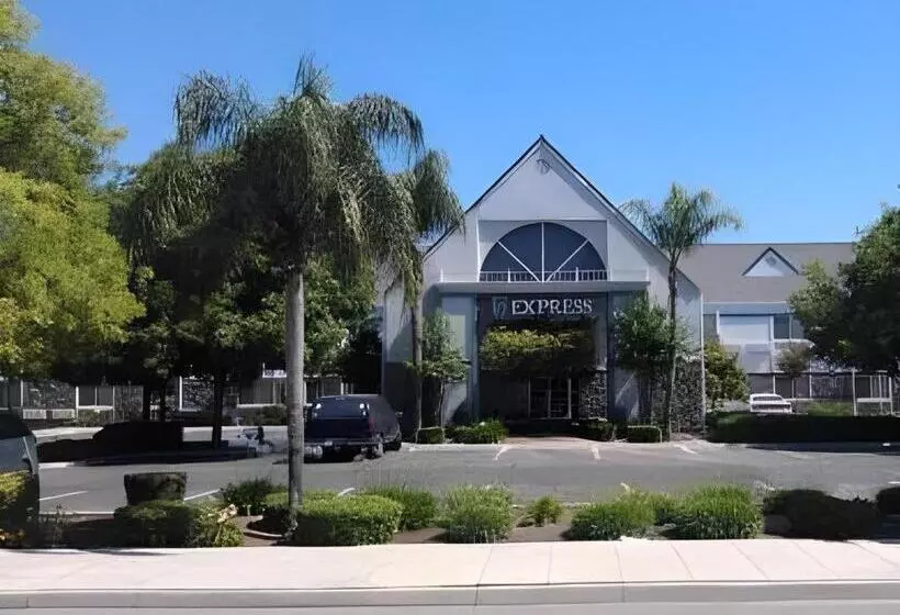 هتل Quality Inn Fresno Yosemite Airport