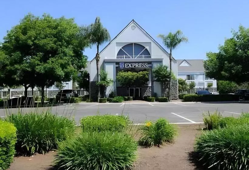 هتل Quality Inn Fresno Yosemite Airport