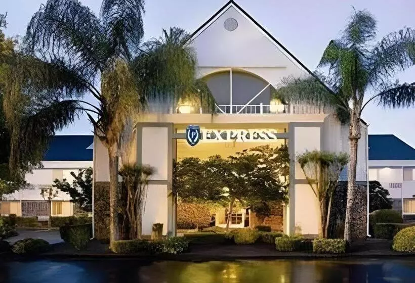 هتل Quality Inn Fresno Yosemite Airport