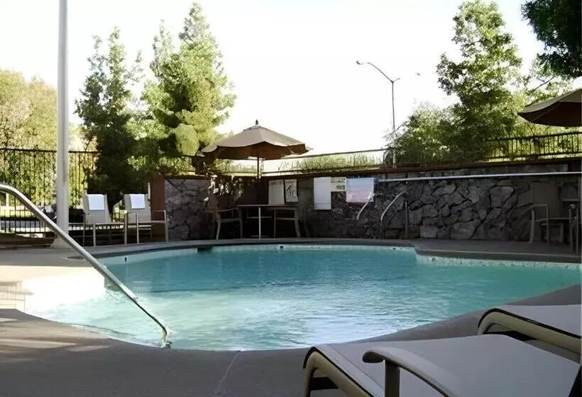 هتل Quality Inn Fresno Yosemite Airport