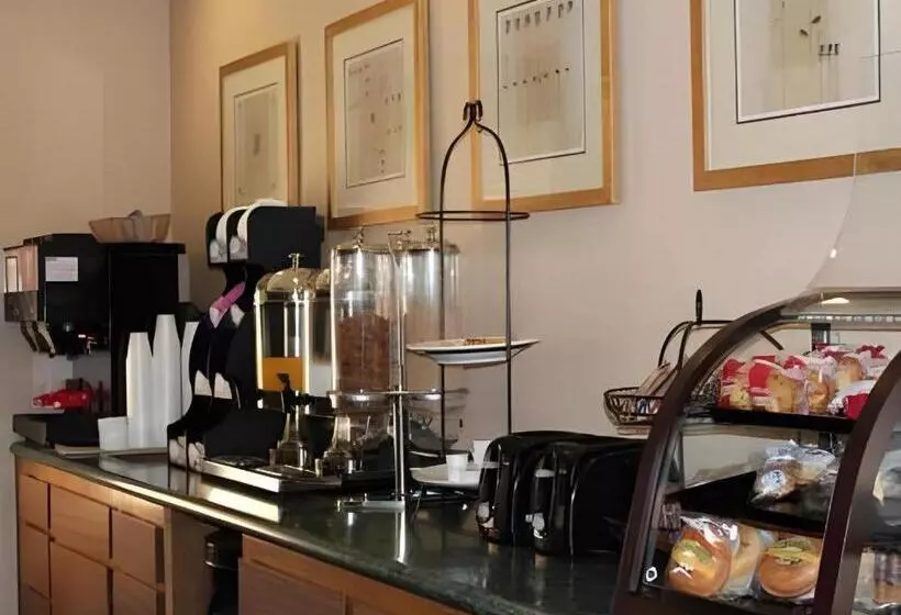هتل Quality Inn Fresno Yosemite Airport