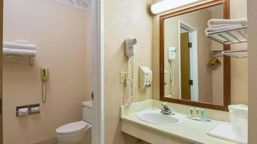 هتل Quality Inn Fresno Yosemite Airport