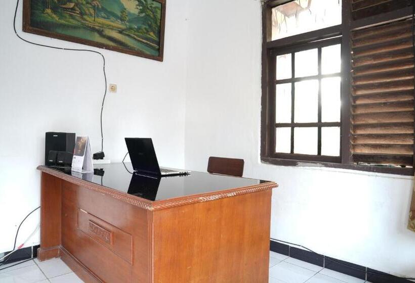 ホテル Spot On 93655 Home Stay Syariah Habibie