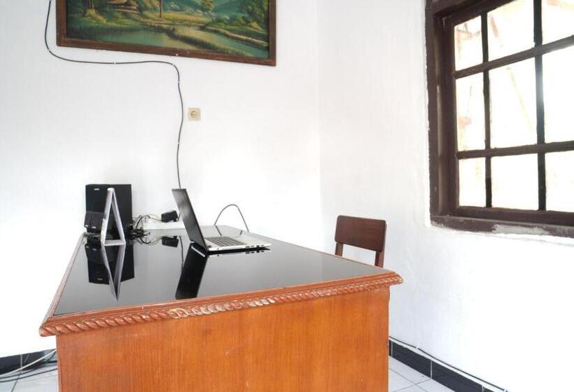 ホテル Spot On 93655 Home Stay Syariah Habibie