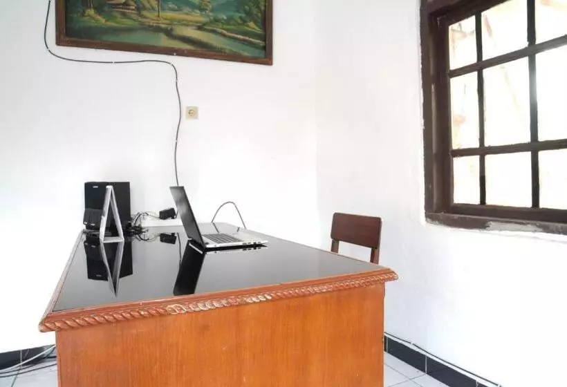 Hotelli Spot On 93655 Home Stay Syariah Habibie