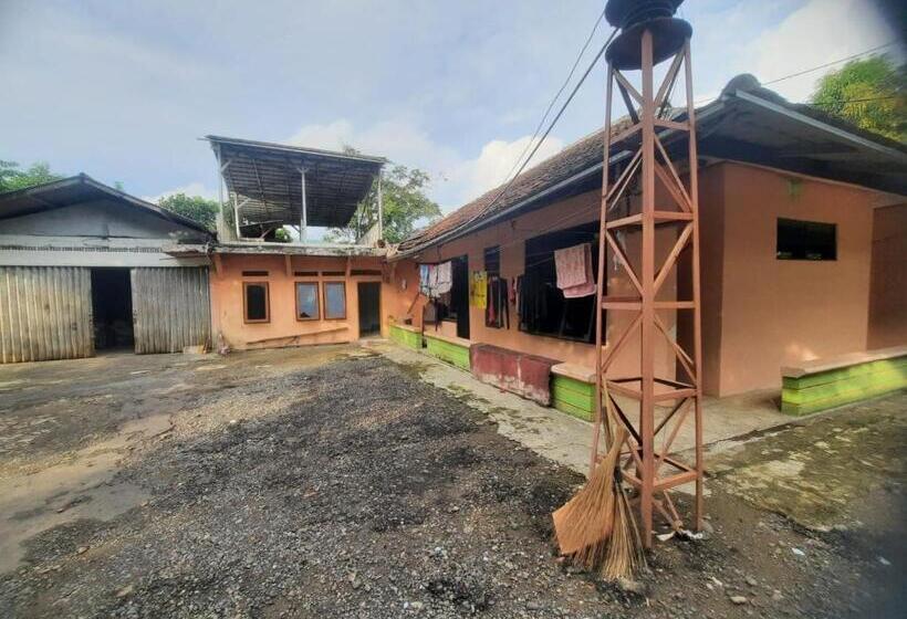 ホテル Spot On 93655 Home Stay Syariah Habibie