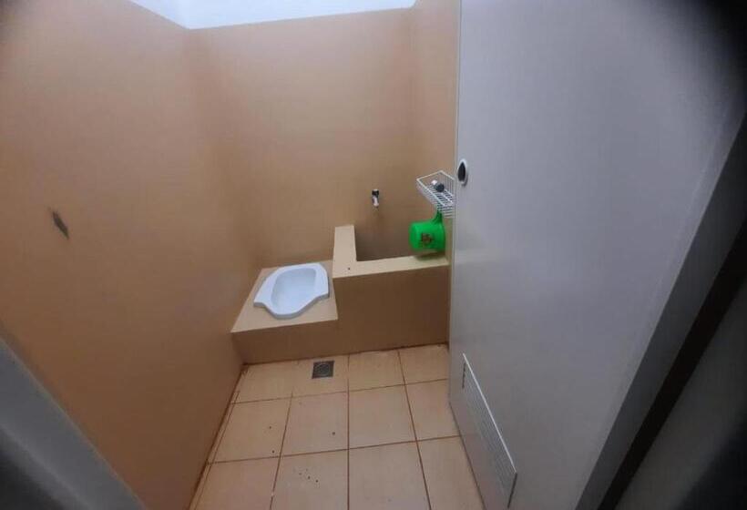 ホテル Spot On 93655 Home Stay Syariah Habibie