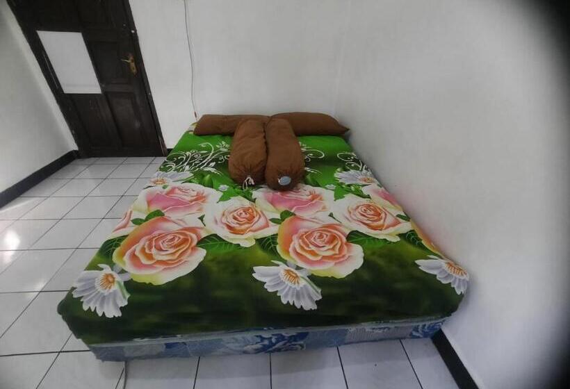 ホテル Spot On 93655 Home Stay Syariah Habibie