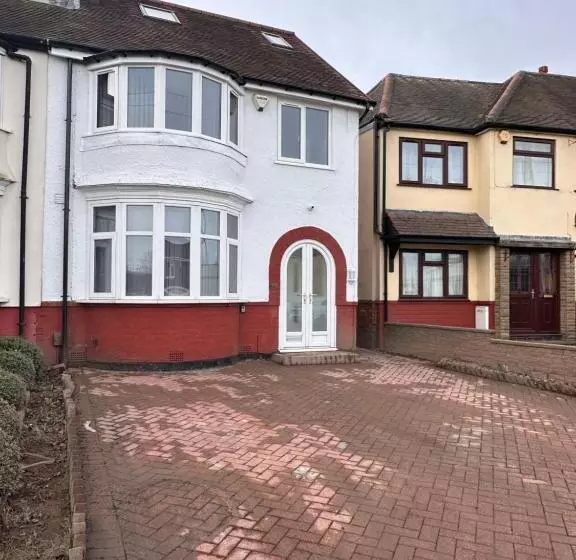 ペンション R5   Private Studio Self Contained En Suite Room In Newly Renovated House In Birmingham B62