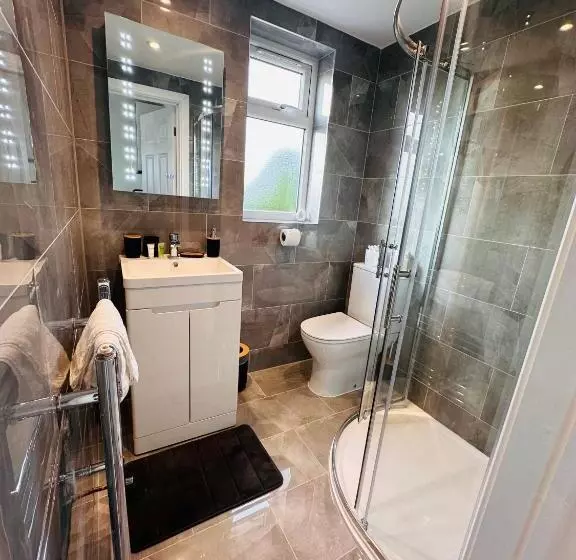 ペンション R5   Private Studio Self Contained En Suite Room In Newly Renovated House In Birmingham B62