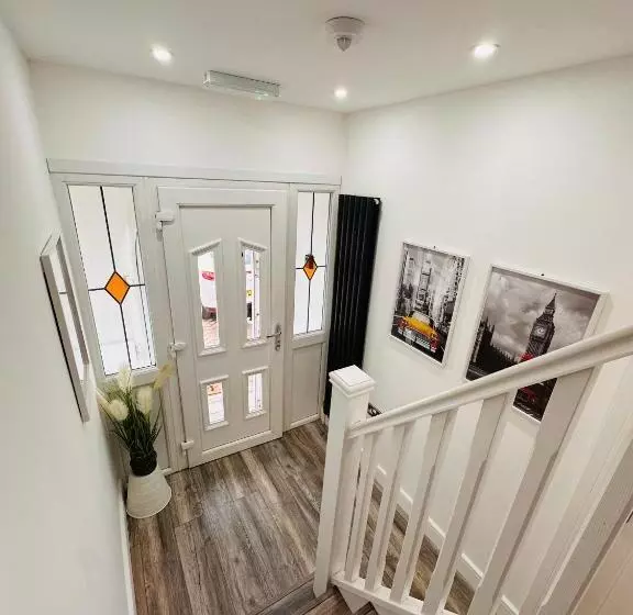 ペンション R5   Private Studio Self Contained En Suite Room In Newly Renovated House In Birmingham B62