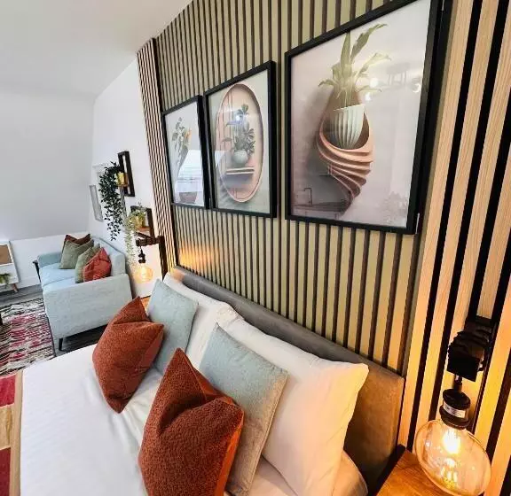 ペンション R5   Private Studio Self Contained En Suite Room In Newly Renovated House In Birmingham B62