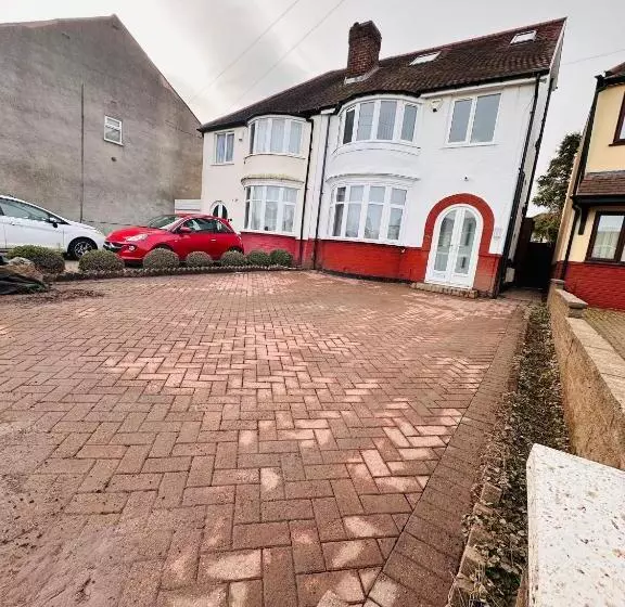 ペンション R5   Private Studio Self Contained En Suite Room In Newly Renovated House In Birmingham B62
