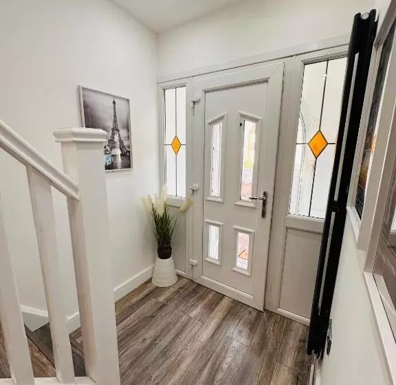 ペンション R5   Private Studio Self Contained En Suite Room In Newly Renovated House In Birmingham B62