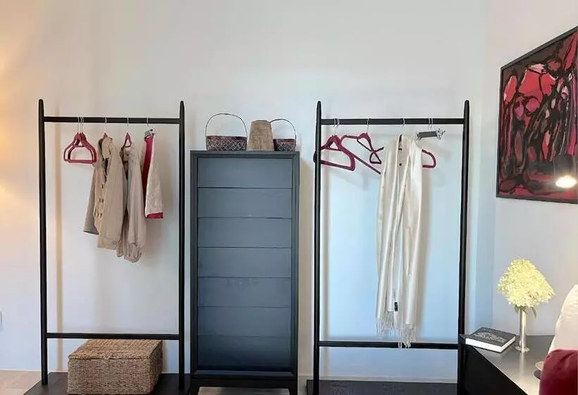 تختخواب و صبحانه The Iconic Lodge