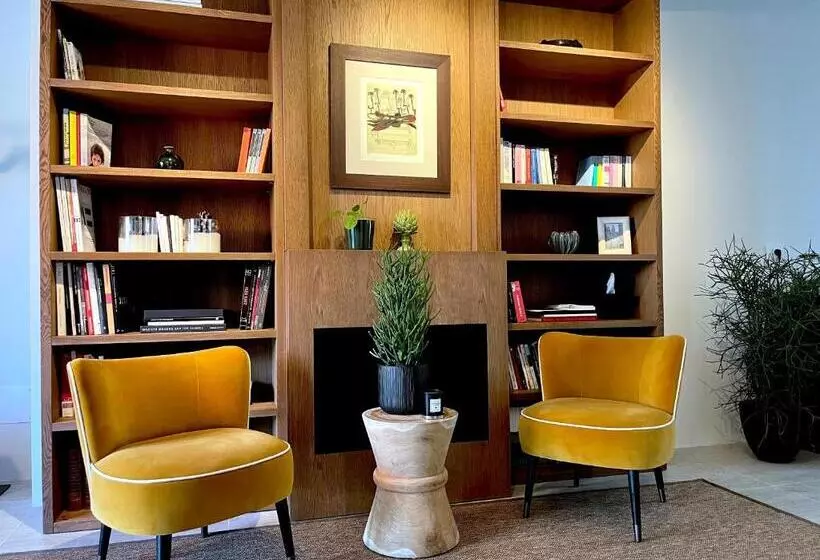 تختخواب و صبحانه The Iconic Lodge