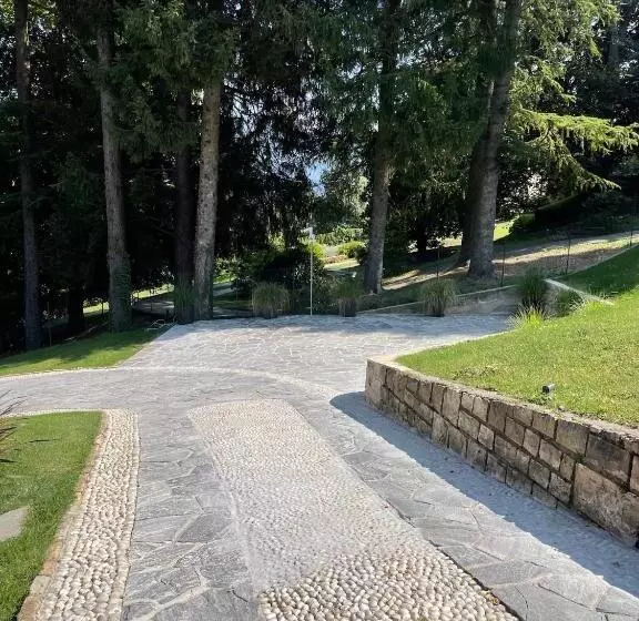 تختخواب و صبحانه The Iconic Lodge