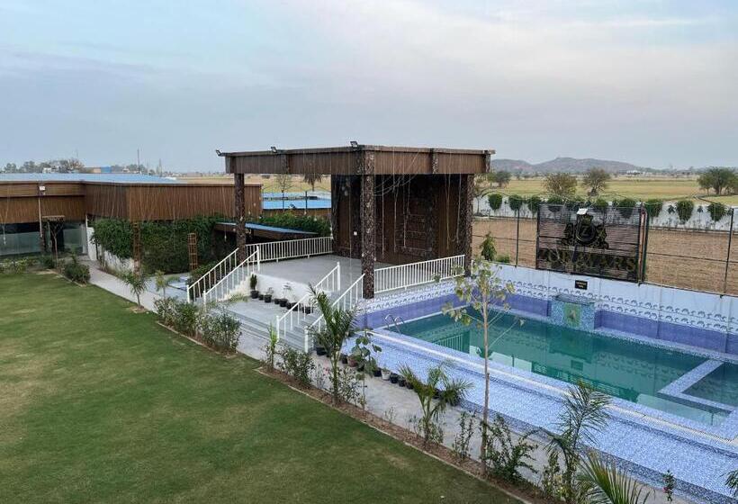 Hotel Zoravar Farms