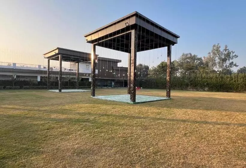 ホテル Zoravar Farms
